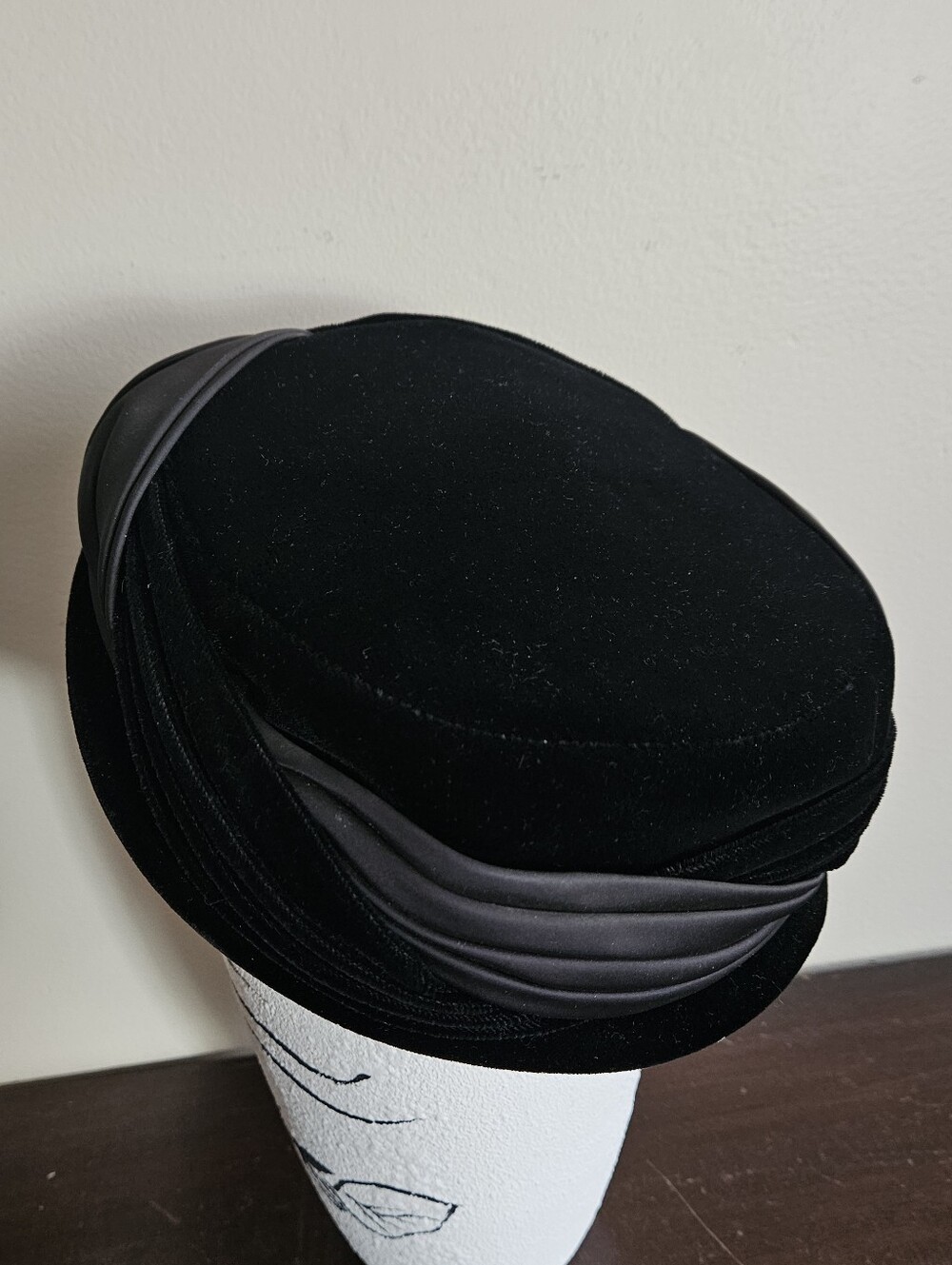 Vtg 1950s 1960s Black Velvet Satin Turban Hat Size 23. Mid-Century Modern. Nice